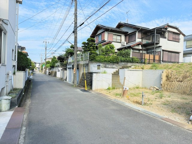 八王子市　南陽台　建築条件無し売地の前面道路含む現地写真|～南側5ｍ公道に面しているので駐車もしやすいです～