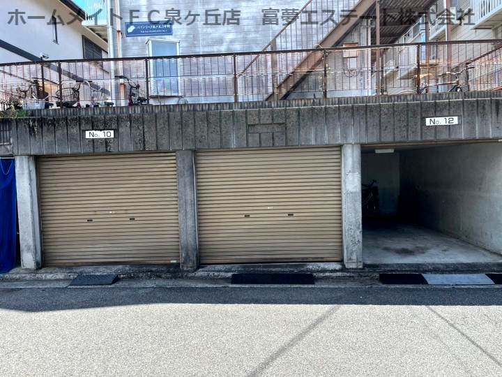 パインリーフ泉ヶ丘1号館の駐車場