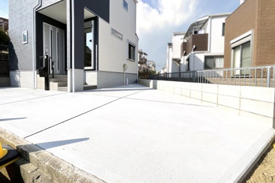 【駐車場】 | 城陽市富野南清水　新築戸建 | 前道は6ｍと開放的！閑静な住宅街ですので交通量も少なく運転が苦手な方でも安心して停めて頂けますね。駐車は2台可能ですので奥様のお車も持てます（車種の制限あり）