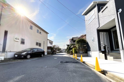【前面道路含む現地写真】 | 城陽市富野南清水　新築戸建 | 児童公園が40ｍ、小学校や保育機関が徒歩4分にあり子育て世代の方にもおすすめのエリアです。通学面では親御様も安心してい頂けます。