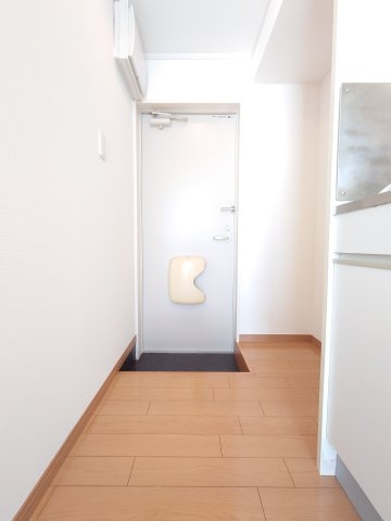 川崎市多摩区中野島６丁目のアパートの玄関