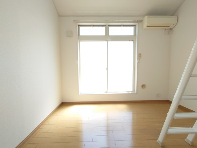 川崎市多摩区中野島６丁目のアパートの居間・リビング