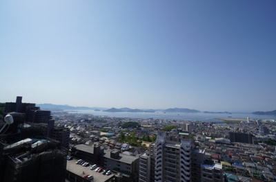 【展望】 | 【上質リノベ】井口台パークヒルズ参番館 | 【瀬戸の島々の眺望！】
瀬戸の島々が見渡せる本物件。
西側は宮島方面、東側は宇品港。
恐らく、どちらの花火大会も見えたのでは無いでしょうか。
残念なのは、宮島の花火大会が終了してしまったことです。