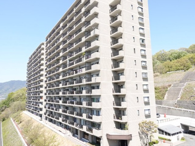 【外観】 | 【上質リノベ】井口台パークヒルズ参番館 | 【耐震性】
耐震性の高さを判断するポイントは、
建築確認申請日が1981年6月1日以降の
新耐震基準に適合しているかどうか。
震度６程度の大地震でも
建物が崩壊しないレベルが基準になりました。