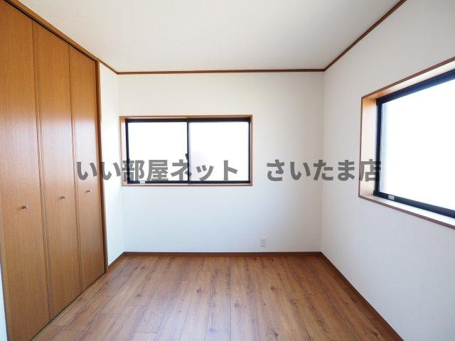 令和5年6月２階北側６帖の洋室です。内装（クロス・床）を張替・重張り。