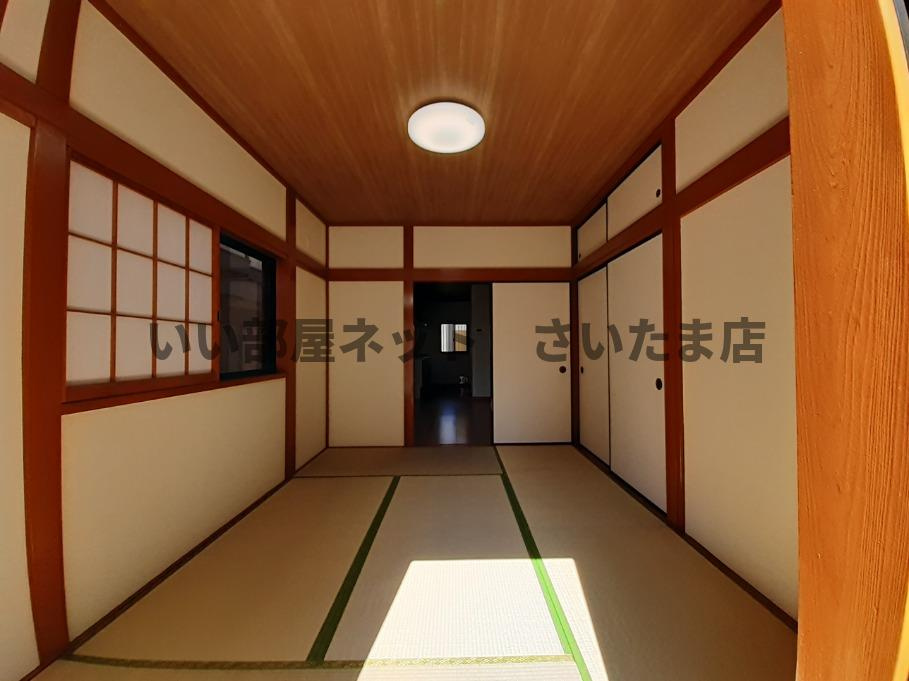 １階の和室６畳のお部屋です。南面に掃き出し窓があり、日当たりも良好です。来客時には客室としてもご利用いただけます。