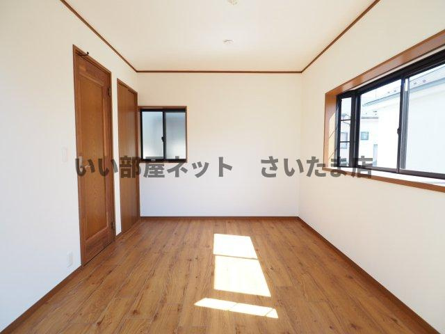 令和5年6月　２階バルコニーのある南側の洋室です。フローリング重ね張り、クロス全面張替え済みです。