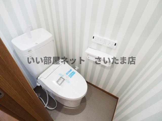 ２Fトイレ。令和5年6月　トイレ交換致しました。（クッションフロア・クロスも）