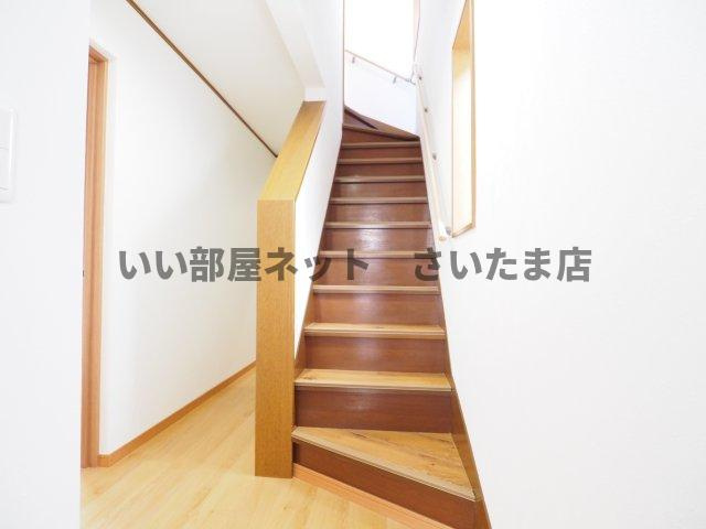 令和5年6月1階廊下部分の床重ね張り、クロス全面張替えしています。