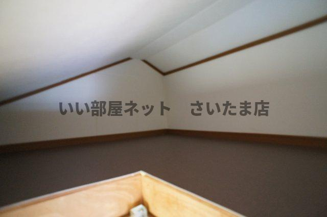 2階廊下の上部にある屋根裏収納です。季節物の収納や趣味の道具の収納にも役立ちます。