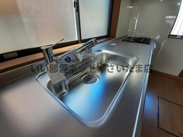 ＬＩＸＩＬ製のキッチンです。シャワー水栓になっていてシンクのお掃除もしやすくなっています。浄水カートリッジ（要別途費用）の取付もできるので綺麗なお水で飲用水やお料理にご利用いただけます。