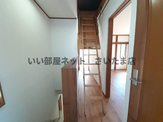 天井裏の収納です。季節物のお荷物や、趣味のお荷物を収納しておくのにご利用いただけます。