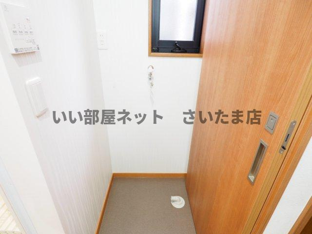 洗濯機置き場です。水栓新品交換しました。