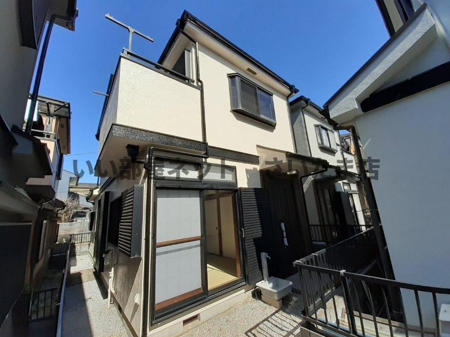 令和5年6月外壁塗装、屋根塗装実施いたしました。２階バルコニーも防水塗装済みです。