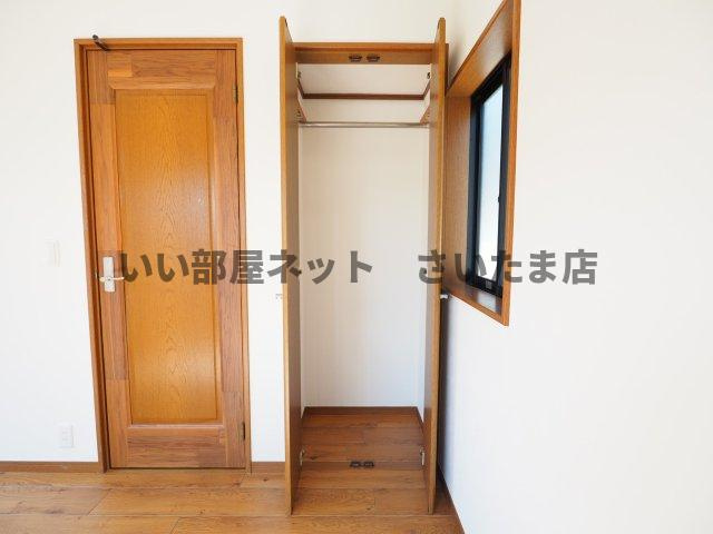 ２F洋室収納。ハンガーパイプも有り洋服の収納にもご利用いただけます。