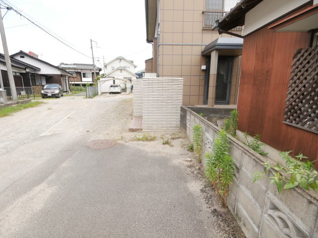 折本　中古住宅の前面道路含む現地写真