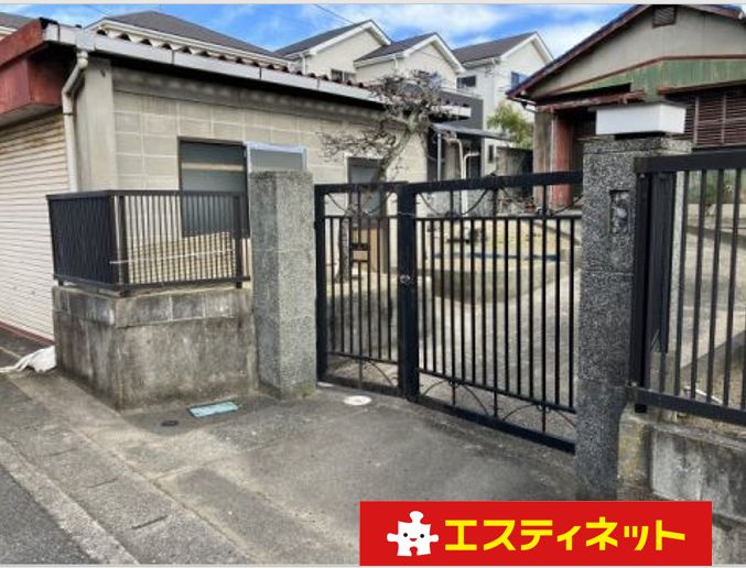 半田市美原町2丁目の外観|西側道路からの侵入間口です。建物・車庫・ブロック塀（擁壁は既存のまま）等は解体します。