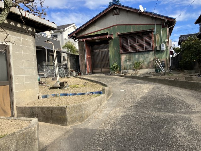 半田市美原町2丁目の展望|道路の西側から敷地内を撮影　広い面積です！！