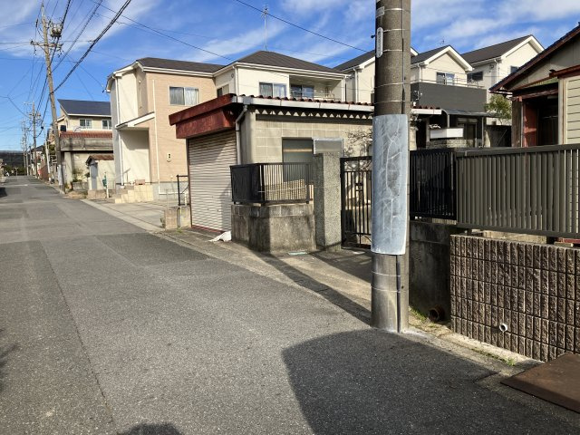 半田市美原町2丁目の前面道路含む現地写真|道路は約５ｍあります。静な住宅街です。