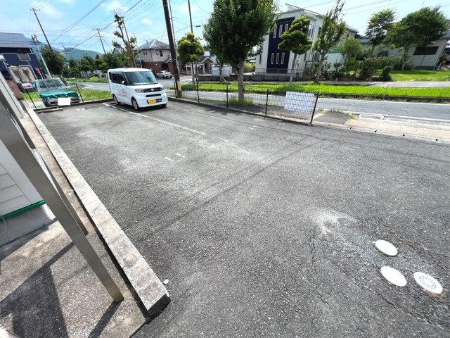 レガーロカルド Bの駐車場