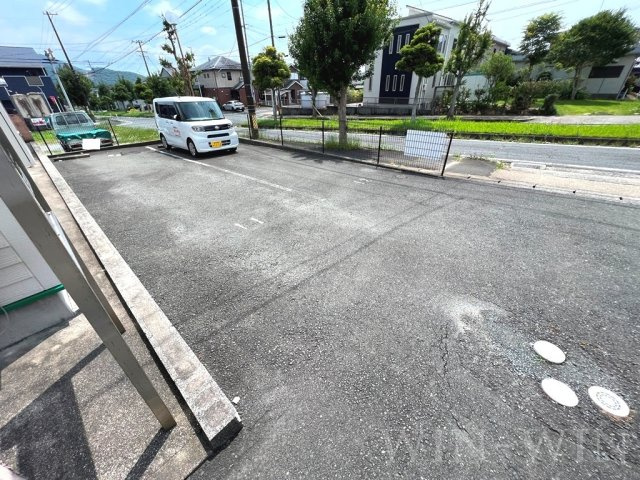 レガーロカルド Bの駐車場