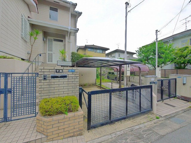 青山戸建住居の駐車場