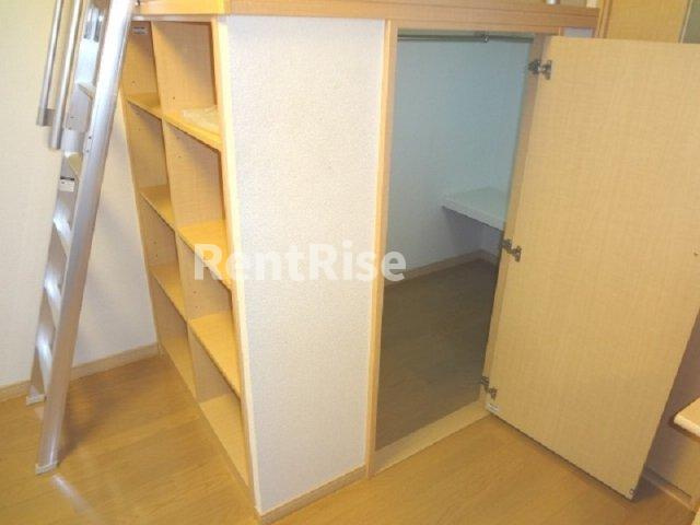 レオパレス開花の内装|広いクローゼット内