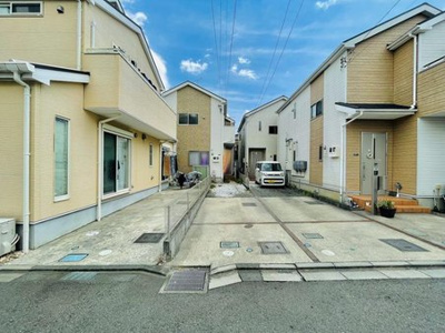 【外観】 | ●リノベーション×４LDK×全室南向き×Wカースペース●綾瀬市上土棚北４丁目 | 本物件は左奥です。