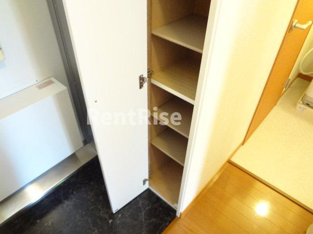 レオパレス宮西ストリートの玄関|玄関横に収納有り