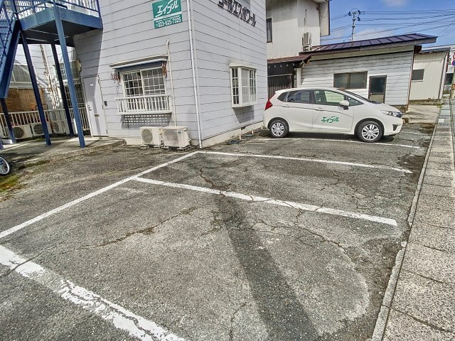 コーポエスポワールの駐車場