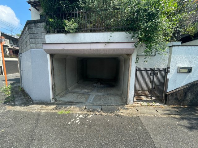 令和５年６月リフォーム済み●陽当たり良好の南向き●全居室収納収納あり４ＤＫ●伏見区醍醐南端山町の駐車場|車庫