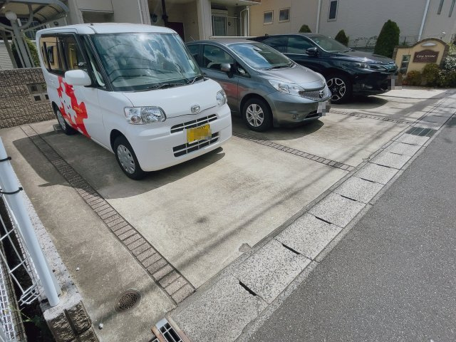 カーサ　セレーノの駐車場