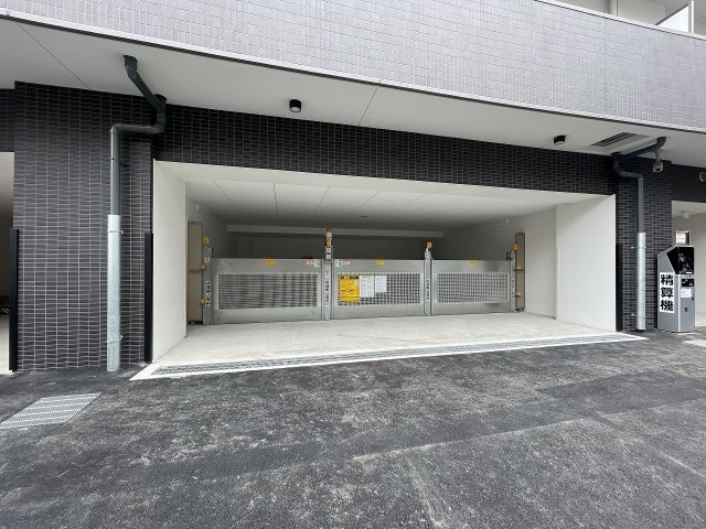 セレニテ本町東リアンの駐車場