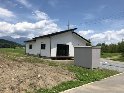 【外観】 | 佐久市甲中古住宅 | 北に浅間山がよく見えます