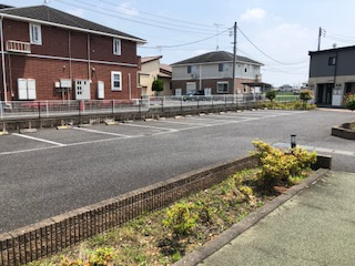 レオパレスプレミールAの駐車場