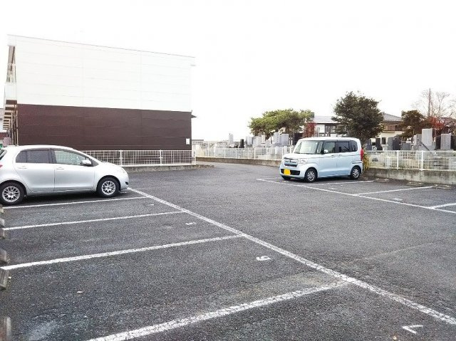 レオパレス遙の駐車場
