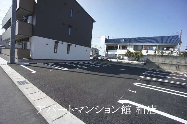 ラシーヌAの駐車場