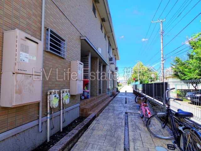 小平市鈴木町１丁目のアパートのエントランス