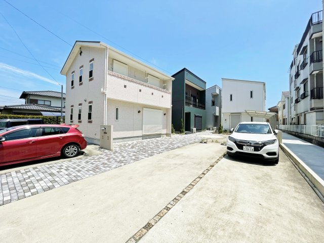 4_SEASONSの駐車場