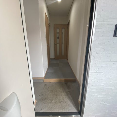 リヴァーハイツ輪西の玄関