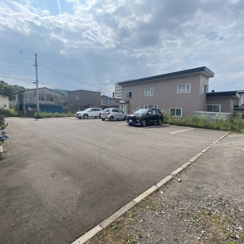 リヴァーハイツ輪西の駐車場