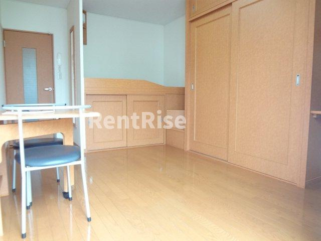 レオパレストミー・ハイムの寝室|1Fはフローリング、2Fは絨毯張りです。