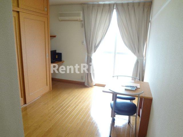 レオパレストミー・ハイムの居間・リビング|開放的な窓があり明るい空間です