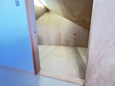 【収納】 | 武部町　駅裏　中古住宅 | 二階洋室（北側）の小屋裏収納
