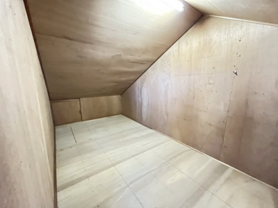 【収納】 | 武部町　駅裏　中古住宅 | 二階洋室（北側）の小屋裏収納。電気付きで便利な収納(^^)/