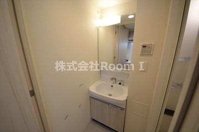 【洗面所】 | プレサンス大手前ピリオド | 明るい洗面所です