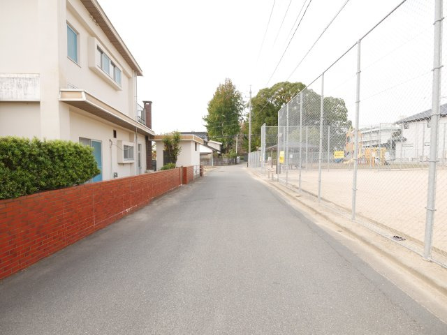 桜畠4丁目　中古住宅の前面道路含む現地写真