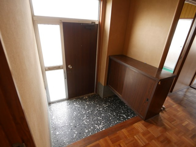 桜畠4丁目　中古住宅の玄関