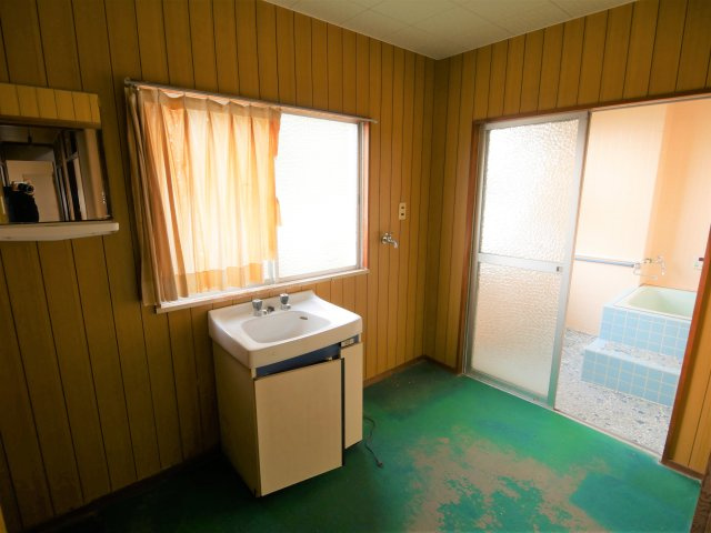 桜畠4丁目　中古住宅の洗面所