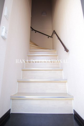 レオネクストＬｕｃｅ　ｄｉ貫井の玄関|2階以上同一仕様のお部屋は絨毯仕様です。